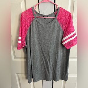 Cute quarter sleeve tee 🌺